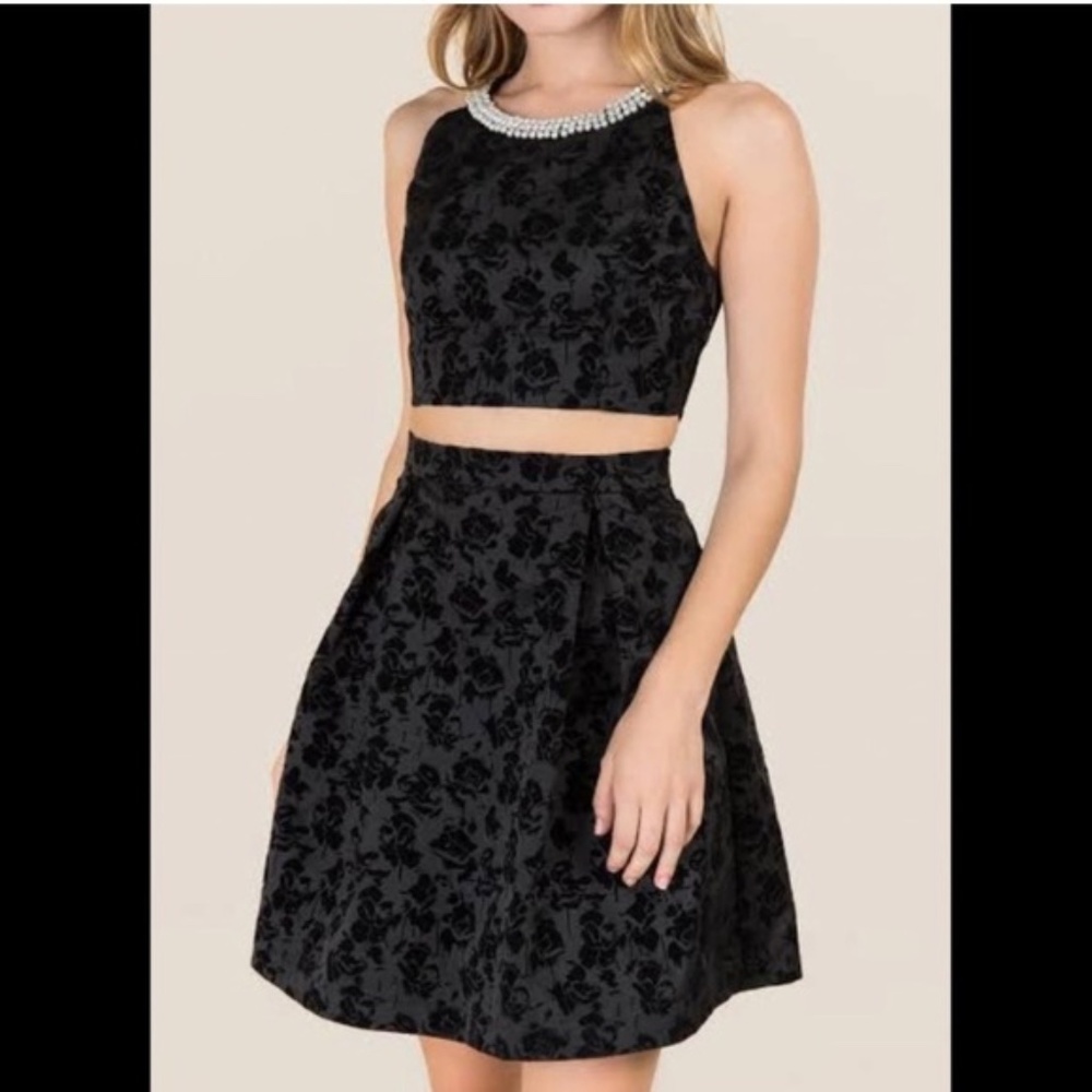 NWT Francesca’s Black Velvet Floral Print Cut-Out Dress with Pearl Halter, Size